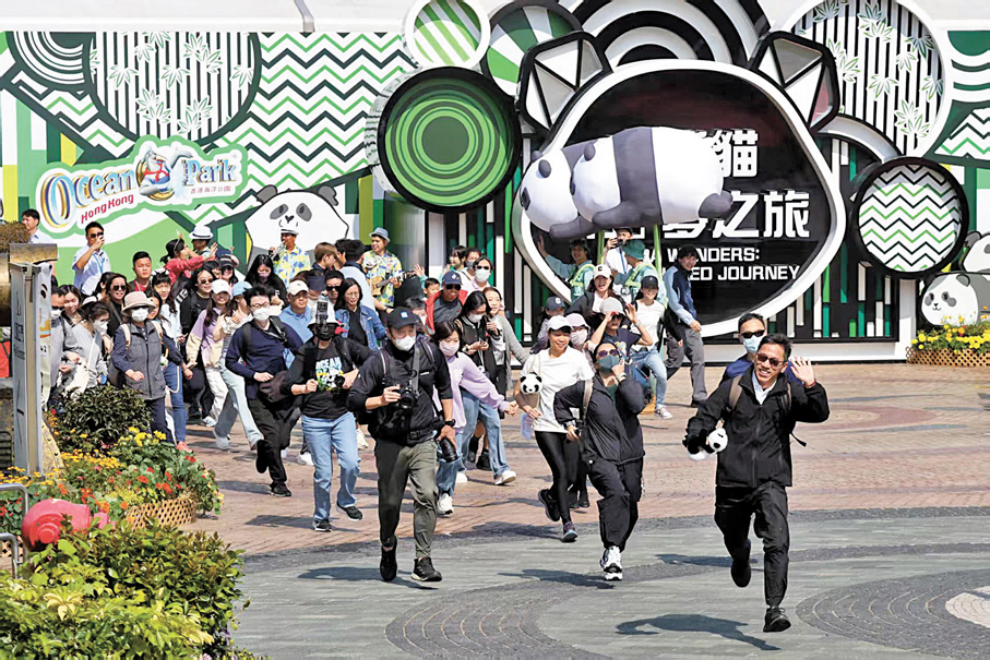 ●海洋公園甫開園,大批在場外等候的市民直奔「大熊貓之旅」展館。 香港文匯報記者北山彥 攝