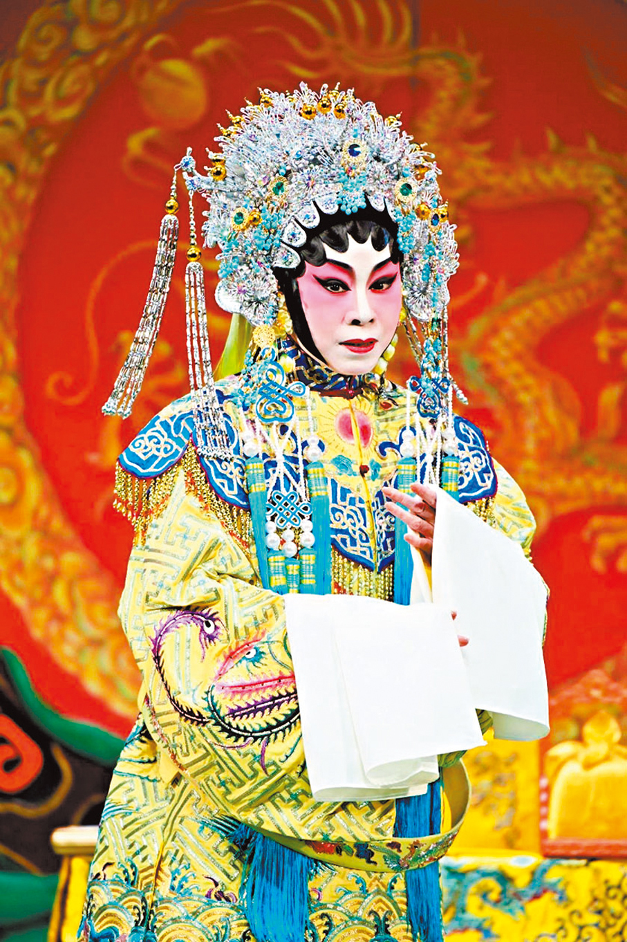 ●鄭敏儀醉心傳統古腔粵劇,多年努力,參演不少幾已失傳的古老粵劇,今在《三帥困崤山》中演晉太后文嬴。