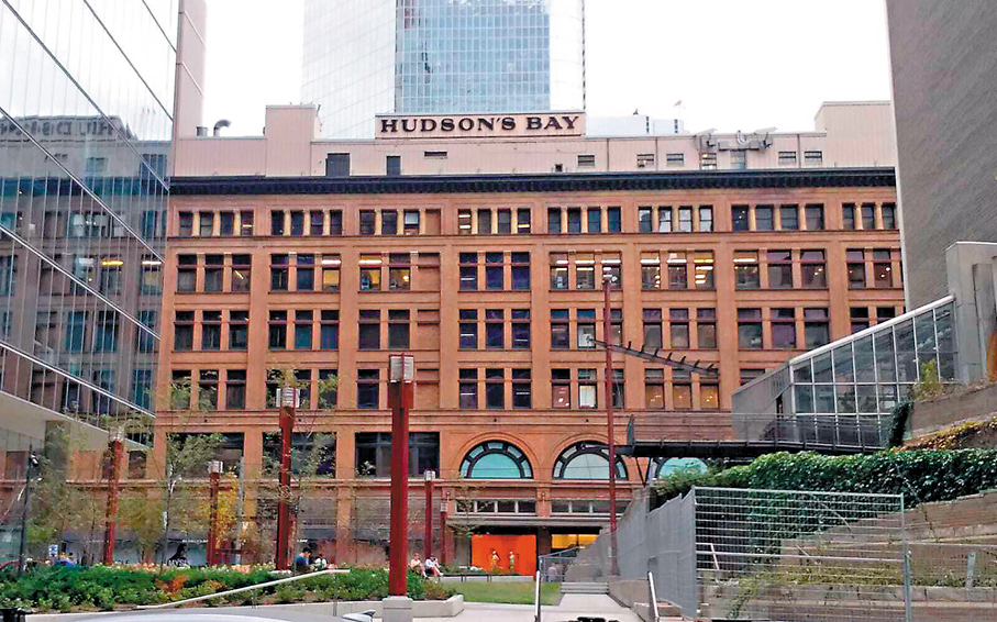 ●HBC位於多倫多市中心的旗艦店暫免清盤。成小智 攝