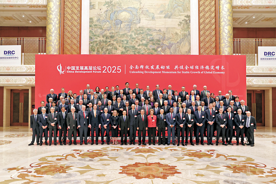 ●3月23日上午,中國國務院總理李強在北京出席中國發展高層論壇2025年年會開幕式並發表主旨演講。圖為李強在開幕式前與參會嘉賓合影。 中新社
