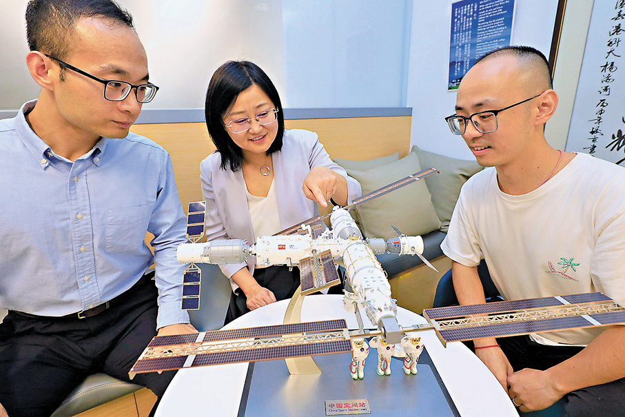 ●蘇慧(中)團隊研究成果有望上太空。香港文匯報記者北山彥 攝