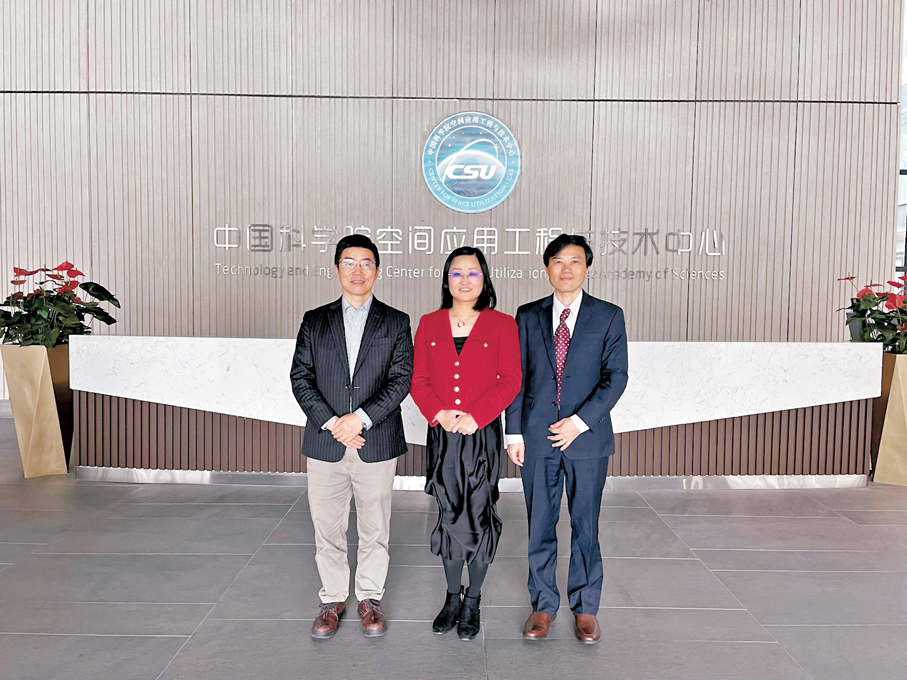 ●「高解析度全球溫室氣體偵測」項目由蘇慧(中),及講座教授兼系主任張利民(左)共同領導。 科大圖片