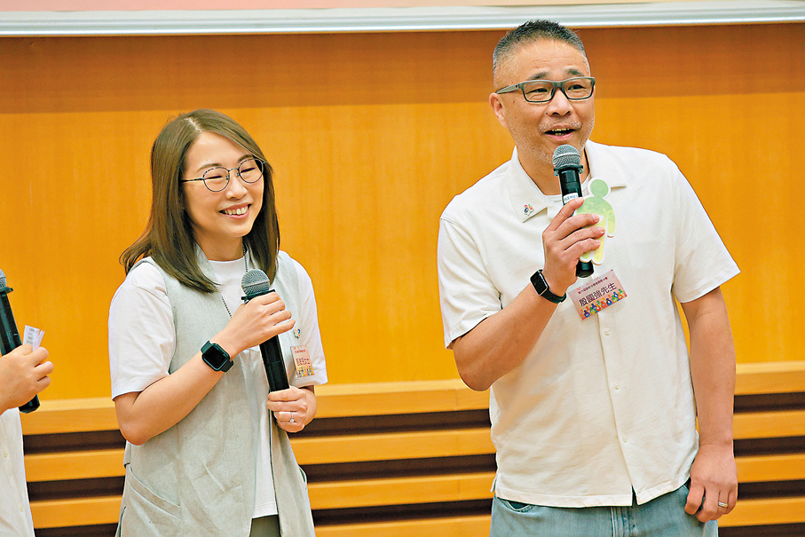 ●活體肝移植捐贈者殷敏兒(左)與受贈者、兄長殷國強分享。 香港文匯報記者北山彥 攝