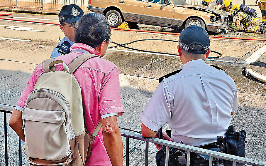 ●男車主(粉紅色衫)目睹愛車焚毀感到可惜,直指車價「當年可買層樓」。