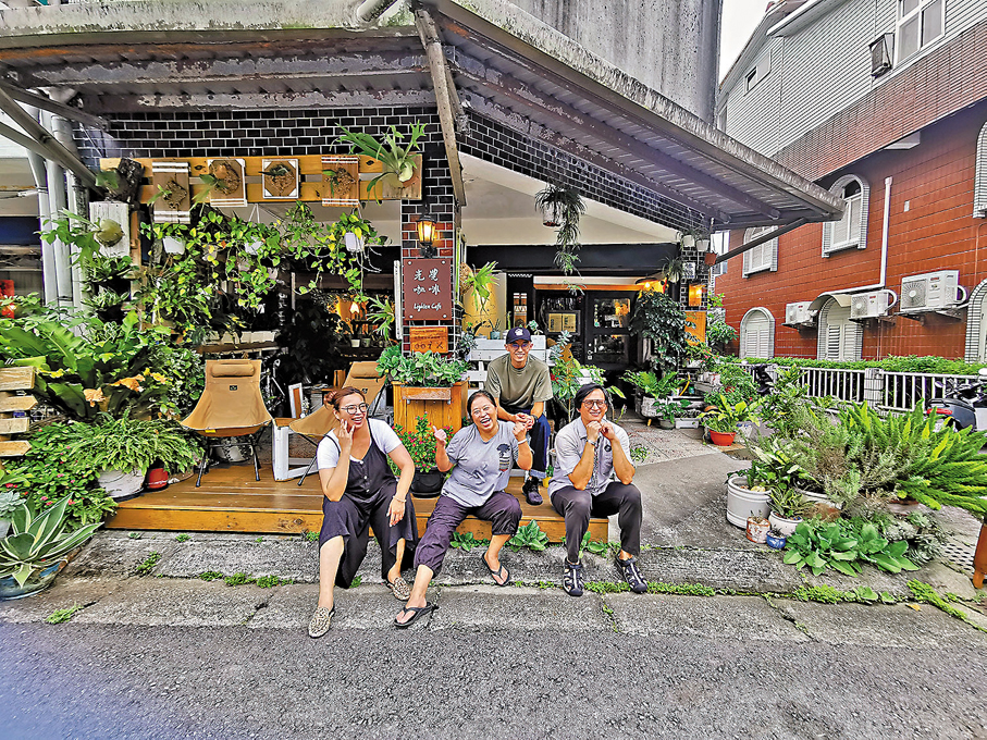 ●宜蘭是個生活休閒恬靜的地方,經營食店民宿家族的第二代非常團結。