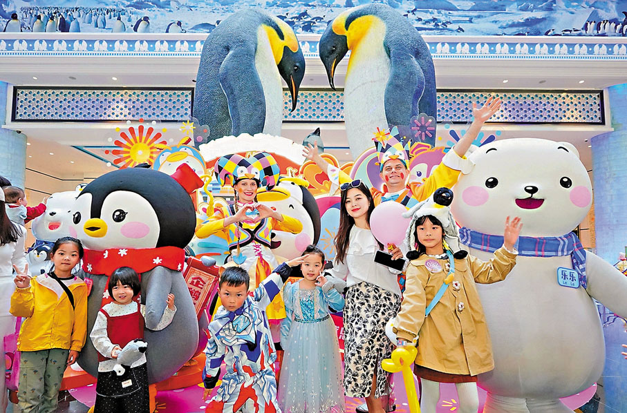 ●灣區樂園創新玩法吸引親子家庭。圖為橫琴樂園主題酒店表演攬客。 香港文匯報記者方俊明 攝