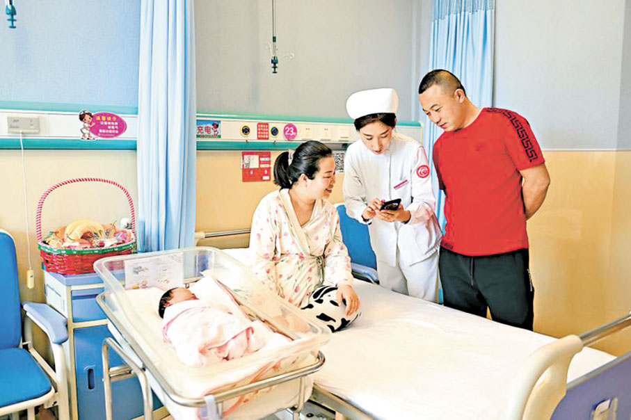 ●近日內蒙古呼和浩特頒布育兒補貼新政。圖為內蒙古呼和浩特市婦幼保健院內,護士幫助新生兒家庭申請補貼。資料圖片