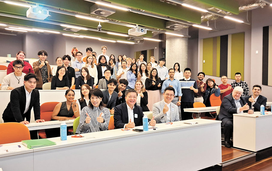 ●人才辦代表團(前排)與澳洲悉尼科技大學學生於交流推廣活動上合照。