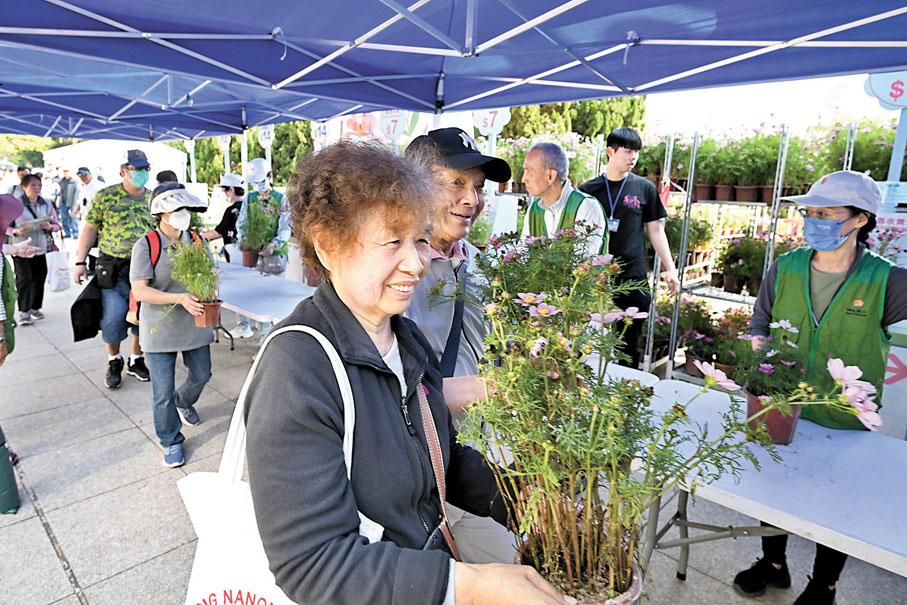 ●大會把可再種植的花卉公開派發給市民,昨日在維園糖街入口處派發共約3,500盆花卉。