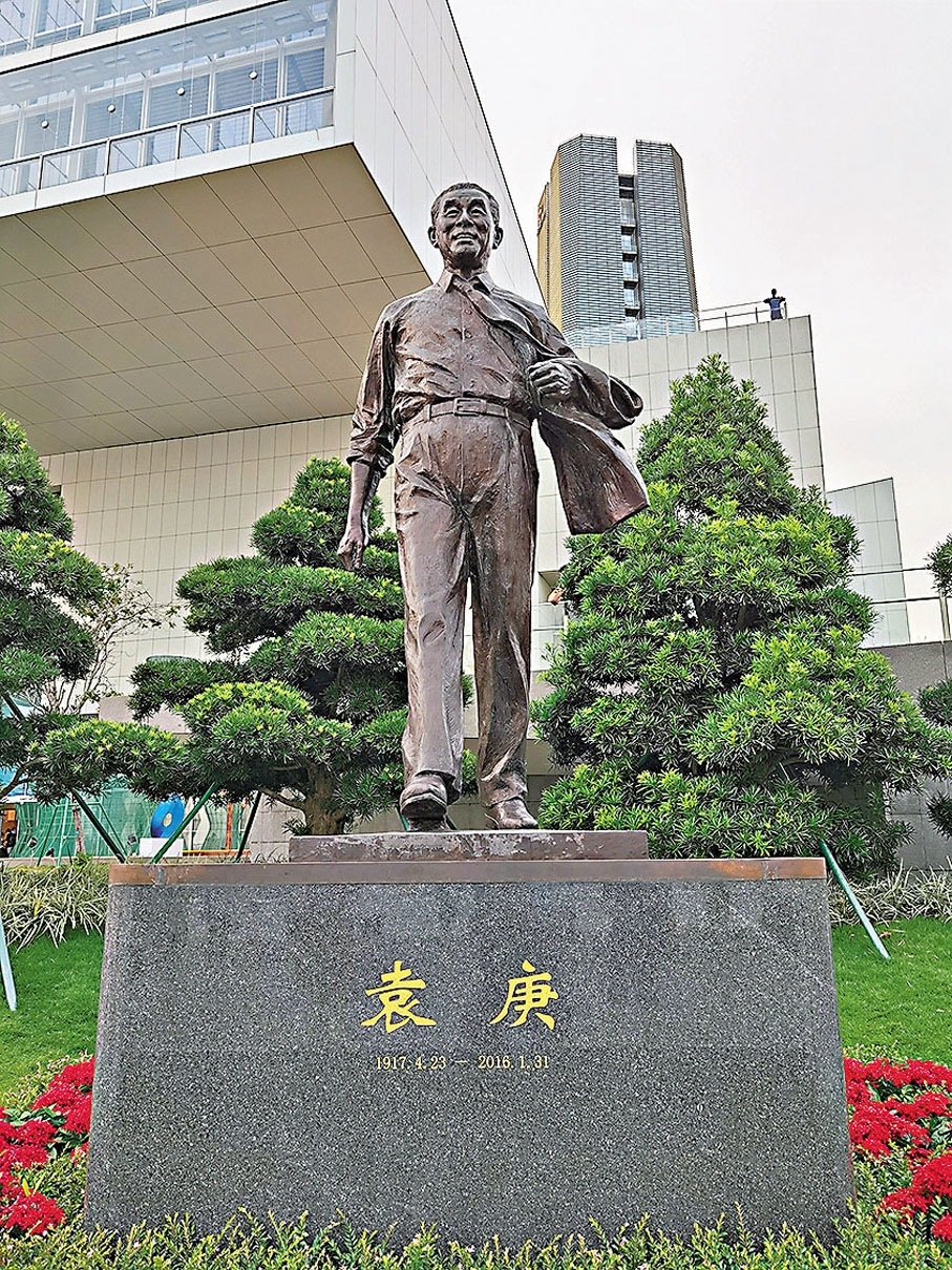 ●蛇口海濱的袁庚塑像。 作者供圖