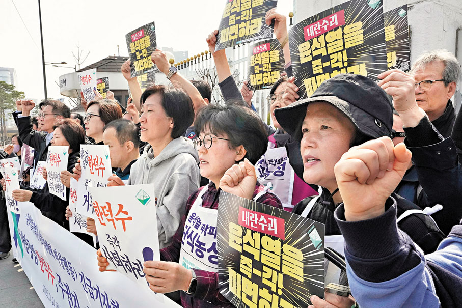 ●韓國民眾示威要求韓德洙下台。 美聯社