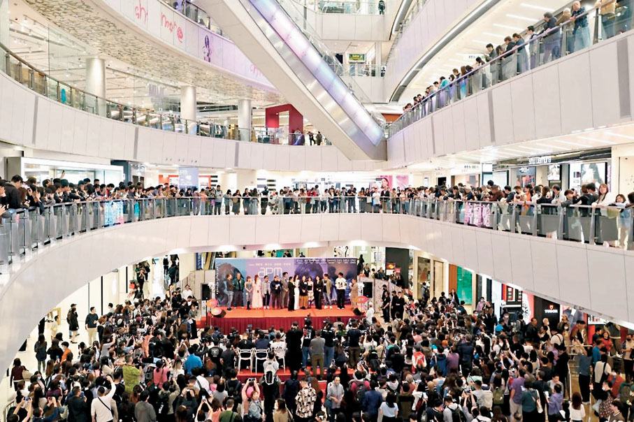 ●《贖夢》昨在商場舉行首映禮,吸引大批市民圍觀。 子棠 攝