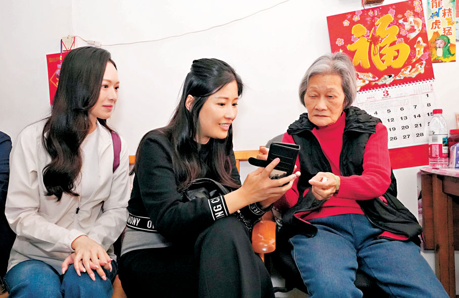 ●馮盈盈(左一)與周家蔚細心聆聽住戶心聲。 主辦方供圖
