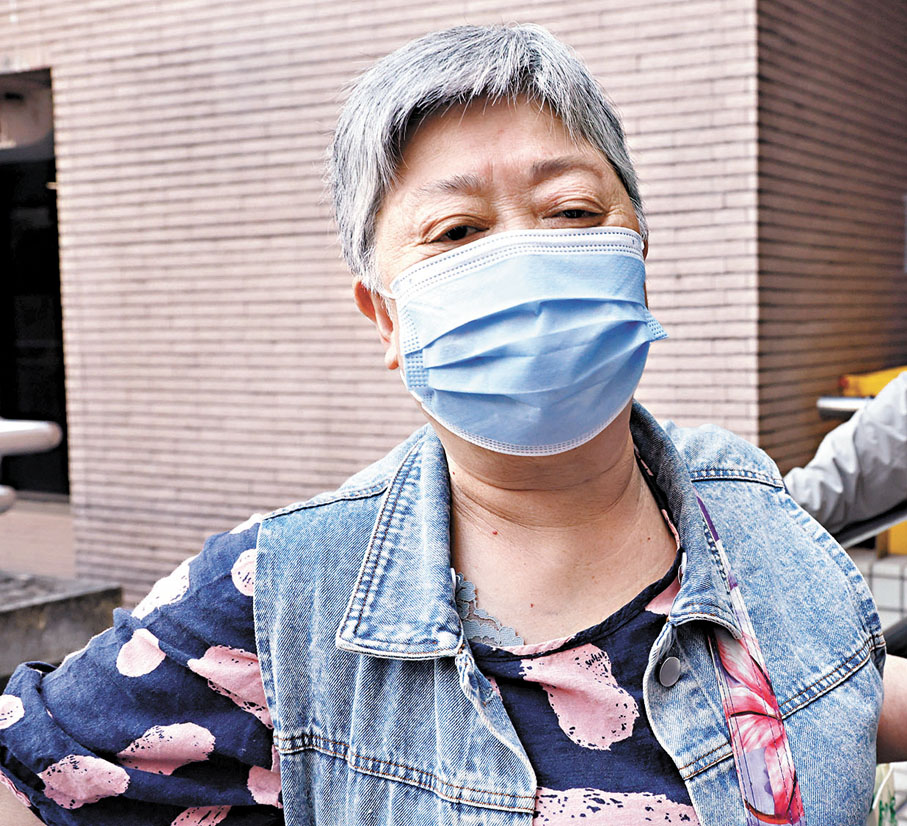 張太太：非常緊急的情況下就算急症室收費多貴都要用到，但一些普通傷風感冒的病患就不要來「霸佔」資源，以致輪候時間延長。政府發放的長者生活津貼對市民幫助也很大。