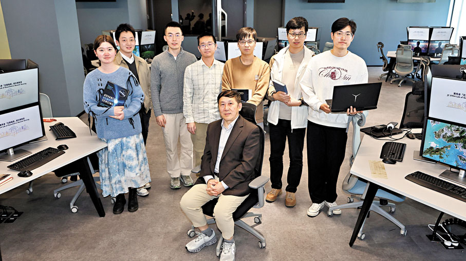 ●梁順林(坐者)與團隊。 香港文匯報記者黃艾力 攝
