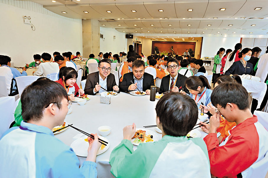 ●施俊輝與師生在北京師範大學珠海分校飯堂共進午餐,體驗內地學生的日常生活。 教育局供圖