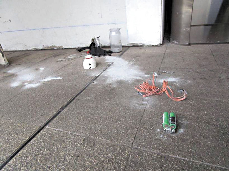 ●當日案發後,羅湖站月台遺下爆炸品殘骸。資料圖片