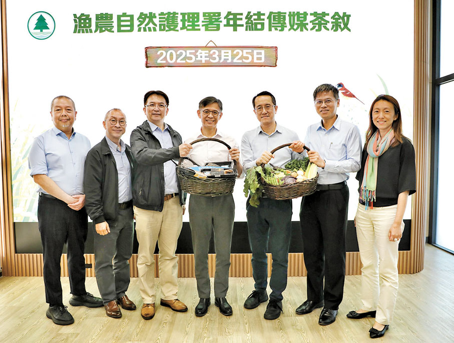 ●黎堅明(左四)昨日與傳媒茶敘,總結漁農署去年工作及交代今年工作重點。