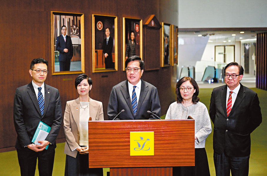 ●（左起）立法會房屋事務委員會主席吳秋北、房屋局局長何永賢、財政司副司長黃偉綸、發展局局長甯漢豪和立法會發展事務委員會主席盧偉國出席前廳交流會後會見傳媒。