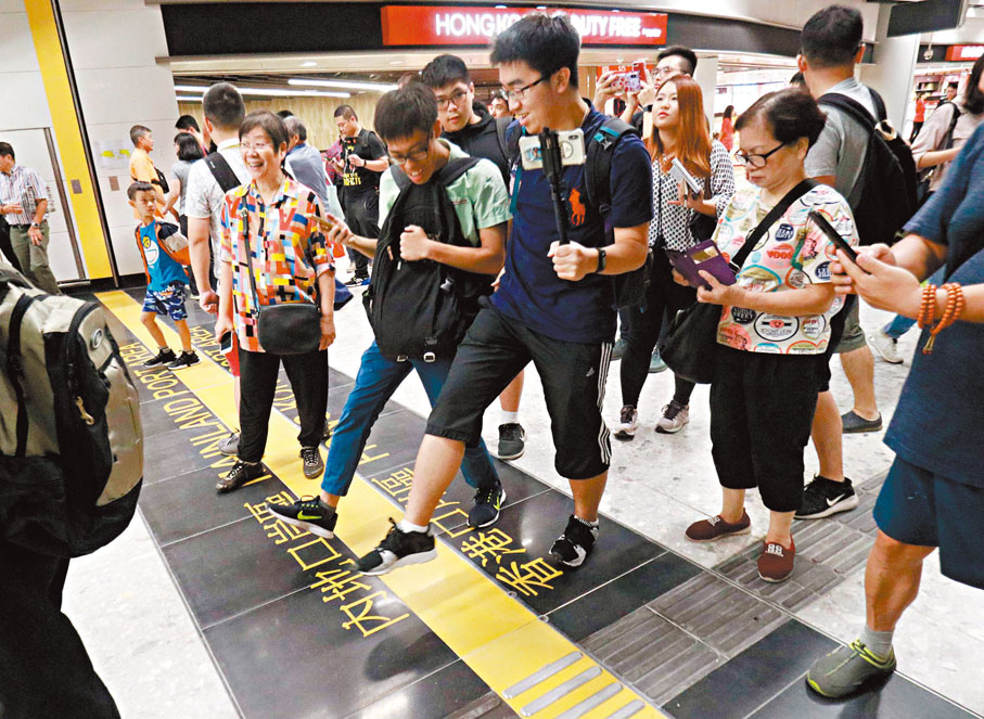 ●圖為廣深港高鐵香港段營運首天，市民跨越內地與香港口岸區。資料圖片