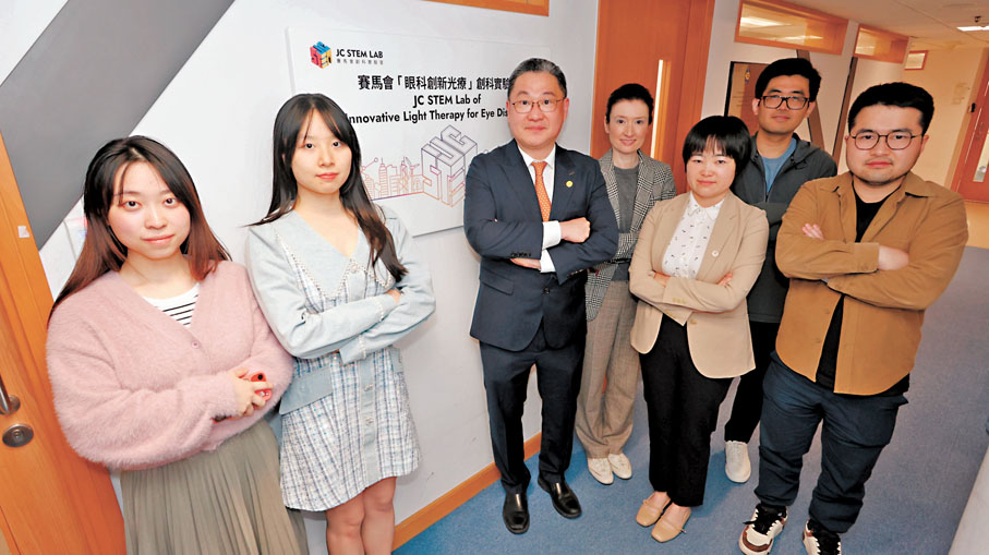 ●何明光（左三）與研究團隊。香港文匯報記者黃艾力 攝