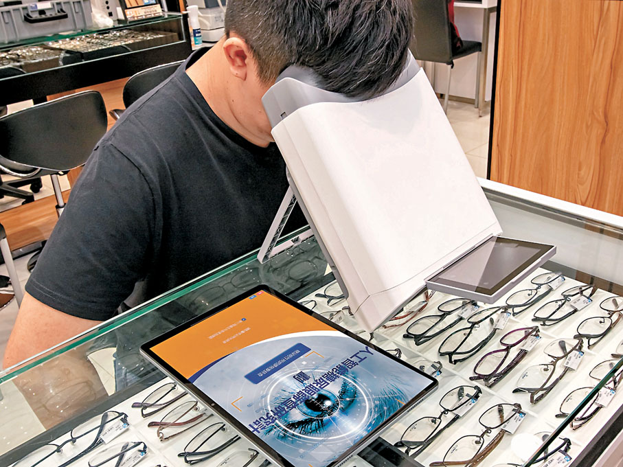 ●何明光團隊研發出自動便攜式眼底相機及人工智能識別和分析系統。 受訪者供圖