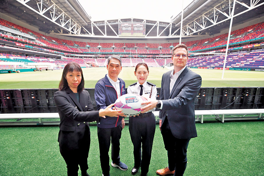 ●國際七人欖球賽明日首度移師在啟德主場館開波。左起：洗佳慧、鄧竟成、謝翠恩、榮拜仁。香港文匯報記者郭木又  攝