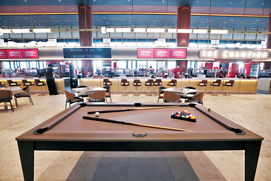 ●主場館餐飲店外放置美式桌球枱。香港文匯報記者郭木又  攝