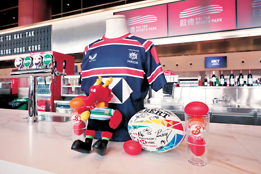 ●主場館內33間餐飲店將全部開放。部分放置宣傳七欖的精品。香港文匯報記者郭木又  攝