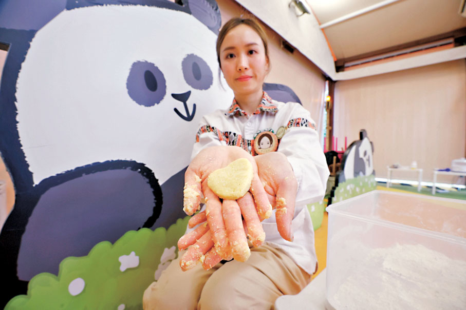 ●在「大熊貓手作坊」，參加者可學習製作熊貓食物。香港文匯報記者郭木又  攝