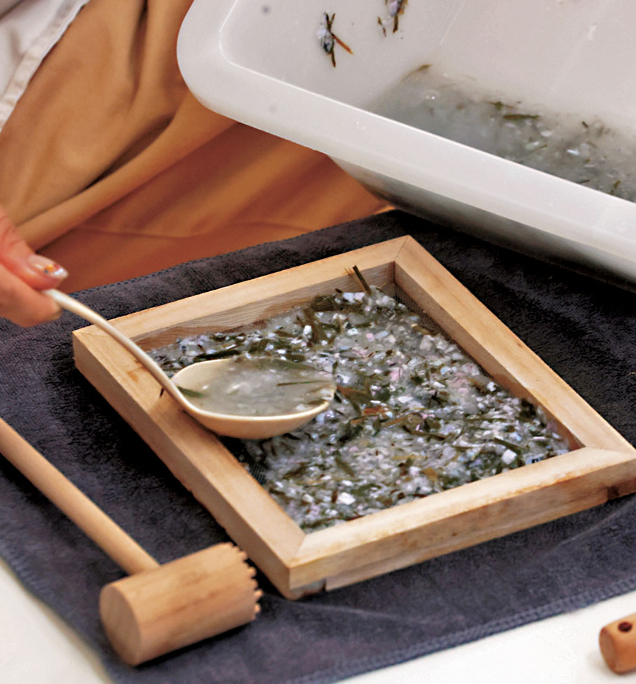 ●手作坊可學習用熊貓糞便製紙。香港文匯報記者郭木又  攝