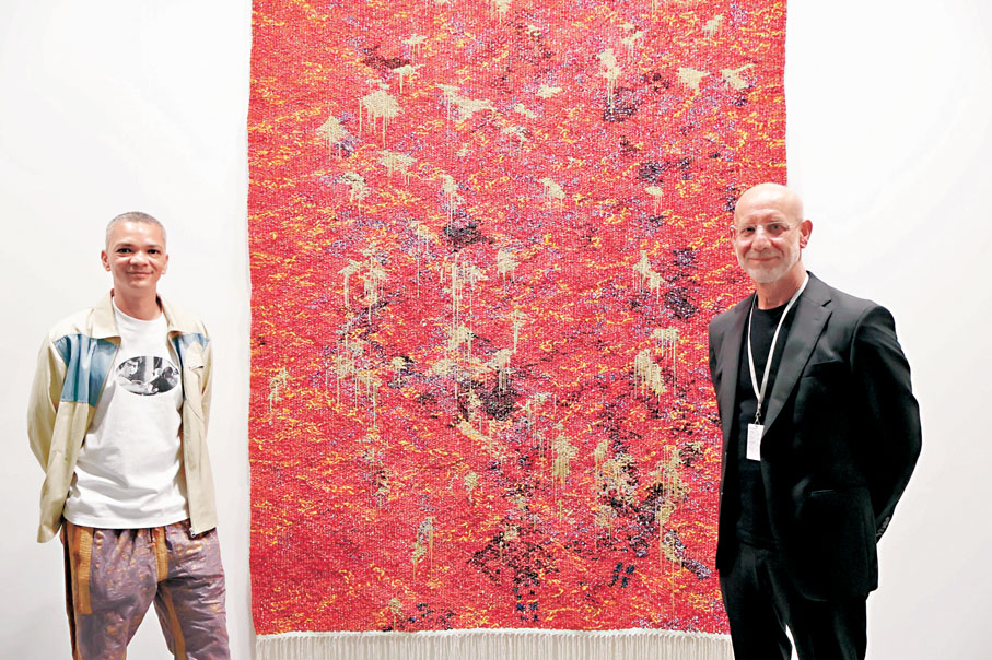 ●blank projects主理人Jonathan Garnham（右）與藝術家Igshaan Adams。雨竹  攝