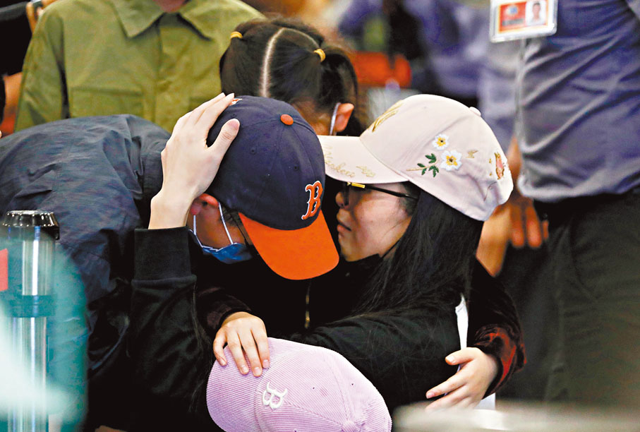 ●3月25日晚，大陸配偶劉振亞（網名「亞亞」）在台北松山機場乘機離開台灣。臨行前，她與家人在機場安檢口外告別。 中新社