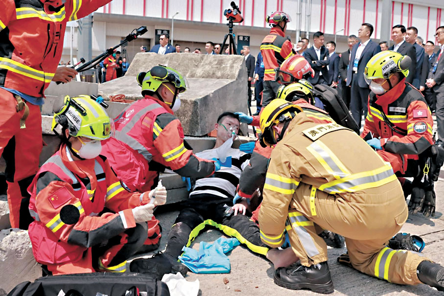 ●由香港主導模擬塌樹及塌樓拯救傷者演練。消防處Fb圖片