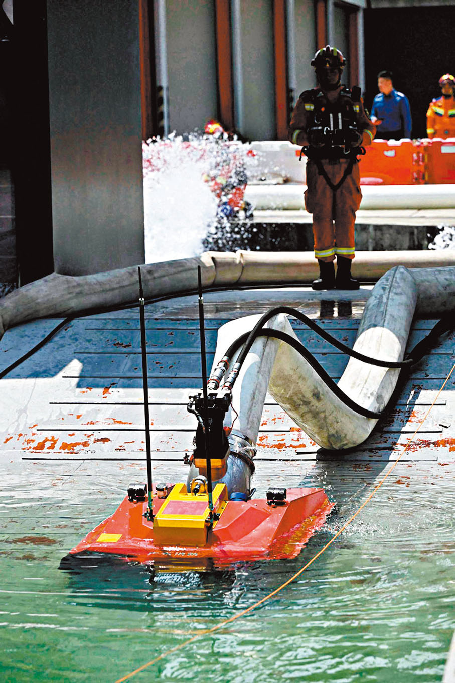 ●廣東省消防救援總隊派出排澇機械人參與聯合演練。 消防處Fb圖片