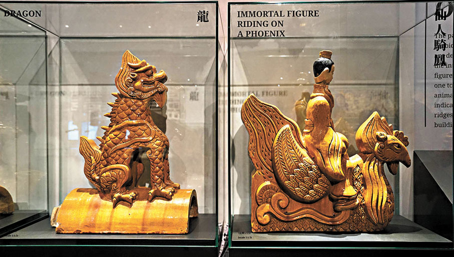 ●圖為中國古建築中規格最高的太和殿脊獸中的「仙人騎鳳」（右）和龍（左）的複製品。 資料圖片