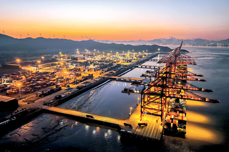 ●圖為傍晚的舟山港集裝箱碼頭。 資料圖片