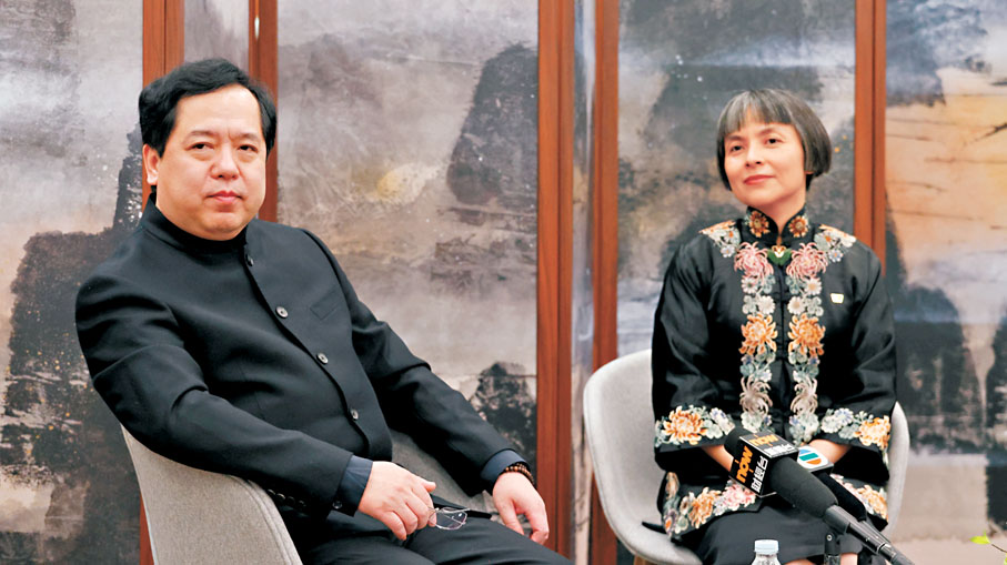 ●故宮博物院副院長王躍工（左）與香港故宮文化博物館副館長王伊悠。   黃艾力  攝