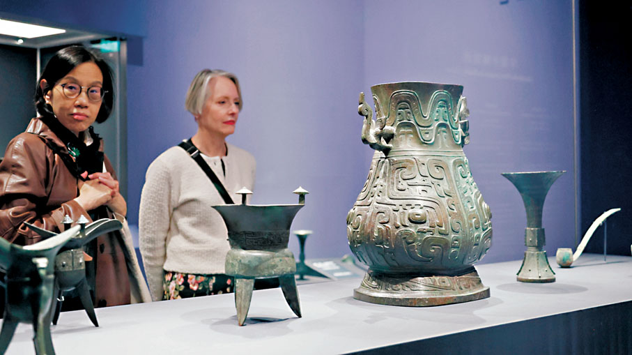 ●觀眾在觀看「流動的盛宴──中國飲食文化」展覽。  黃艾力  攝