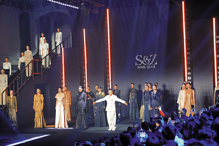 ●AW2025北京時裝周開幕秀，主題以「仄」為破界之筆，將東方美學融入作品。