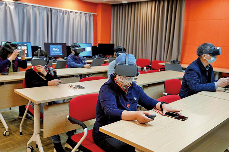 ●老年人的需求日益多樣化和個性化，圖為「銀髮一族」通過VR虛擬體驗「環球旅行」。 （新華社）