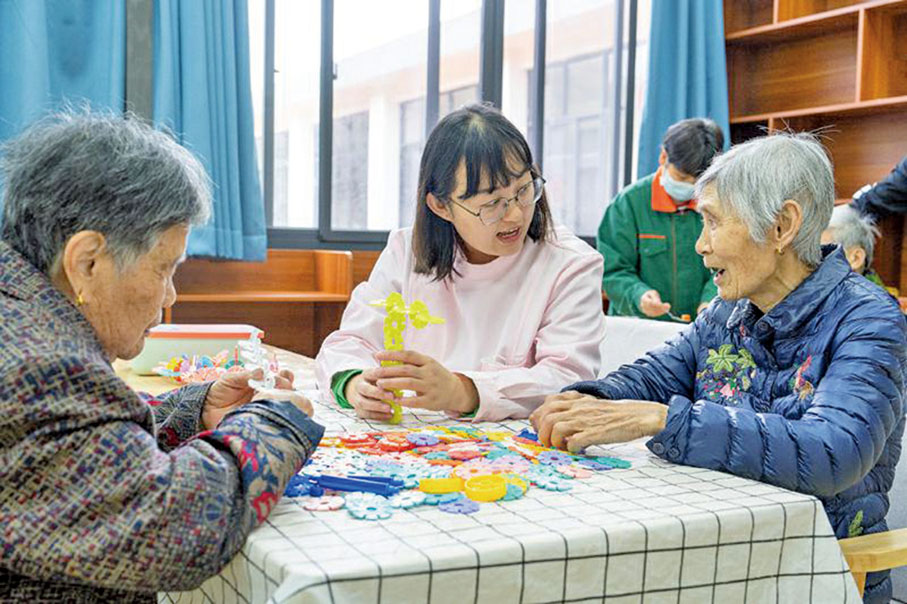 ●老年人對養老、護理等綜合服務需求急劇上升，圖為養老院護士在與老人一起玩遊戲。 （新華社）