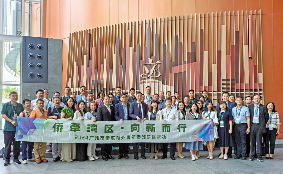 ●2024年，香港僑界社團聯會安排來自30個國家的海外青年僑領參與「2024海外青年僑領研修考察活動-香港行」，黃楚基與海外僑界青年參觀香港立法會。