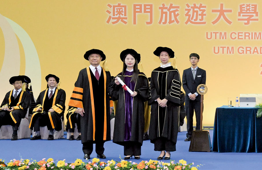 ●2024年，黃竹君參加澳門旅遊大學畢業禮。
