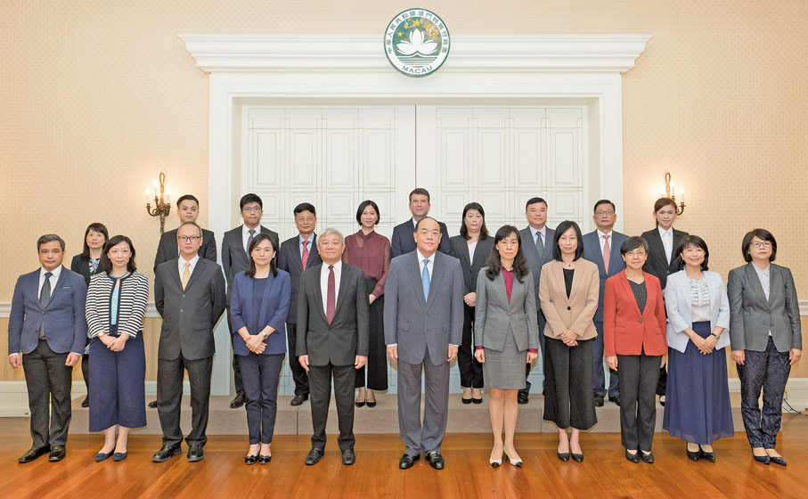 ●2020年，澳門旅遊學院（現為澳門旅遊大學）校董會拜訪時任澳門行政長官賀一誠，黃竹君出席。