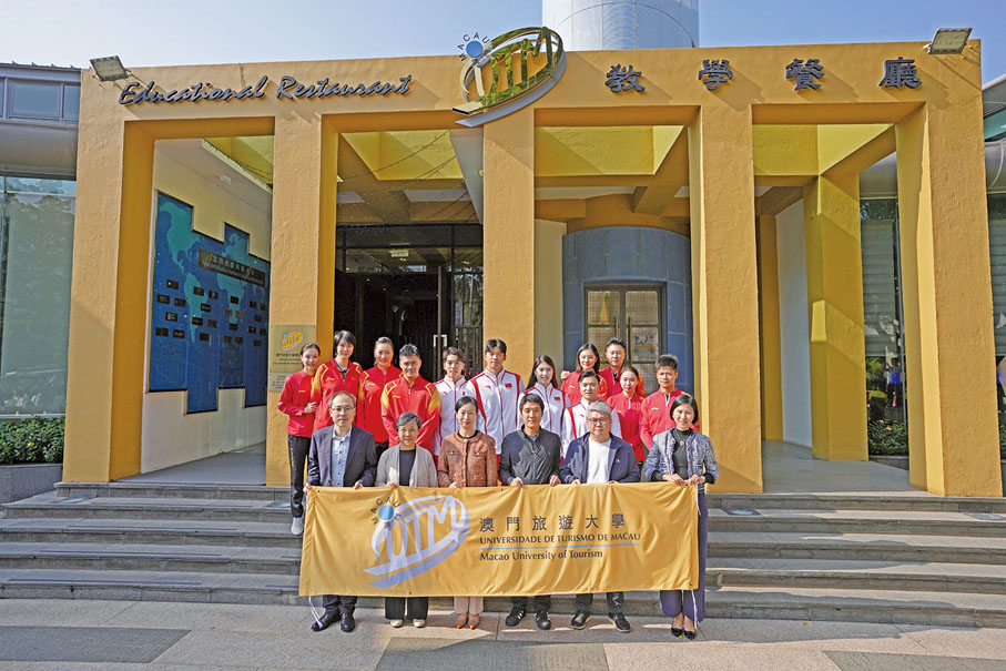 ●2024年，黃竹君出席國家金牌運動員暨政協委員進校園活動。