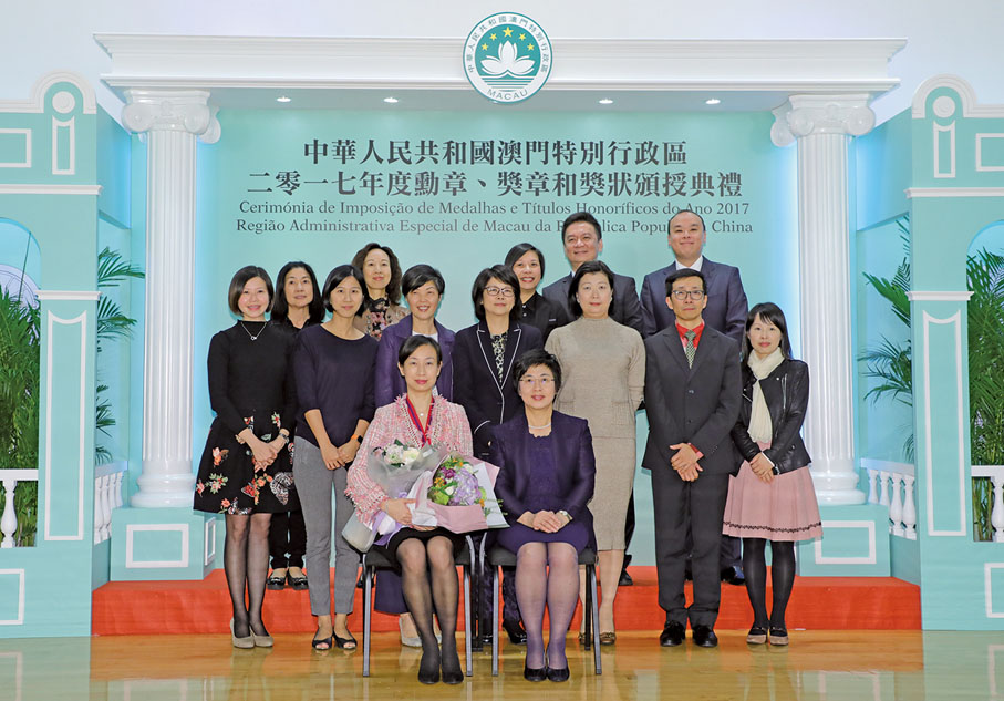 ●2017年，黃竹君獲頒教育功績勳章。