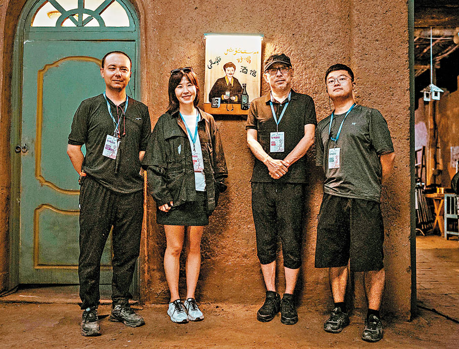 ●《好喝酒館》的主創團隊與王紅衛（右二）合照。