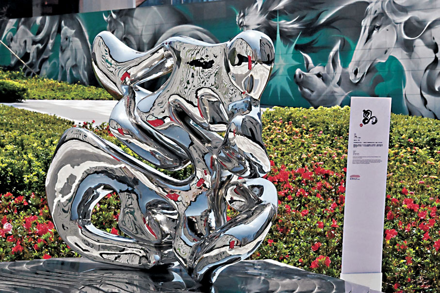 ●香港本地年輕藝術家的雕塑作品，單車項目《破》。 作者供圖