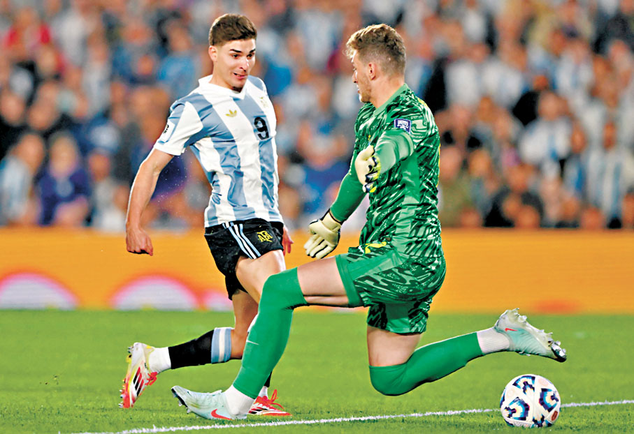 ●祖利安艾華利斯（左）推過對手門將射入先開紀錄。  法新社